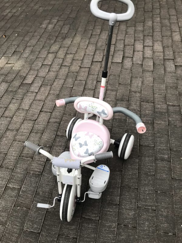 1歳の娘愛用のシンプルなミニーマウスの手押し三輪車をご紹介